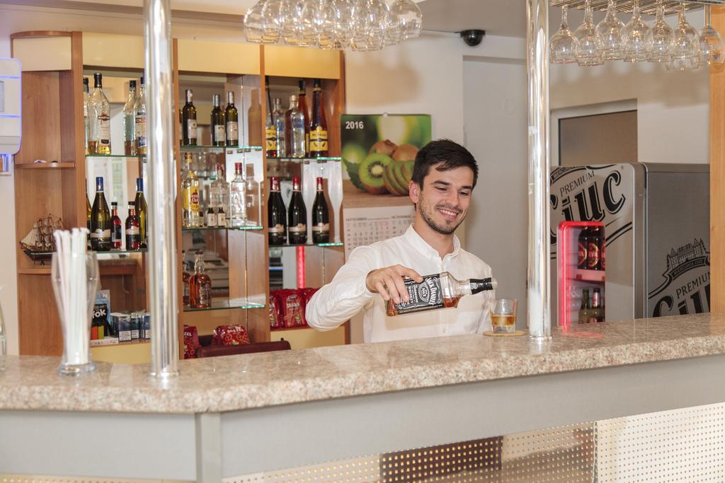 Plus Hotel Craiova Eksteriør billede