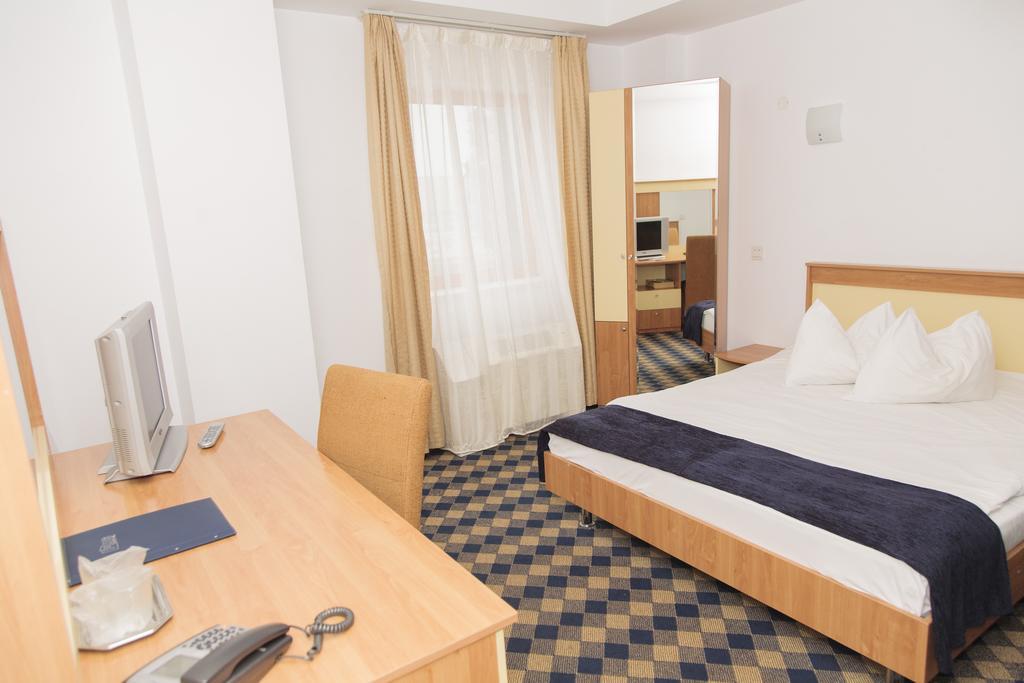 Plus Hotel Craiova Værelse billede